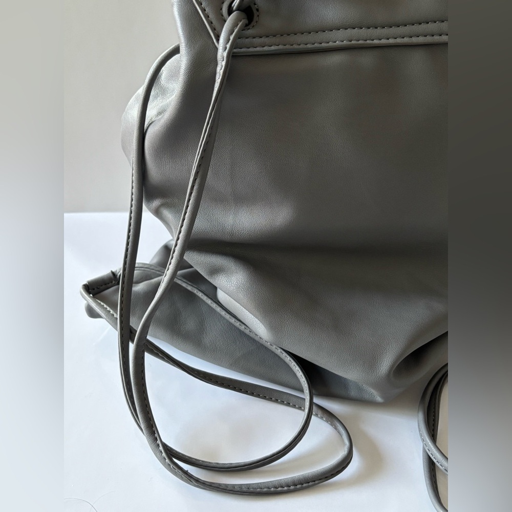 🦋2/25$ CoLab Gray faux soft Leather Pouch Back Pack - Picture 7 of 15